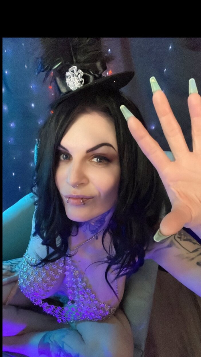 Emmaleviathan (@emmaleviathan), OnlyFans creator
