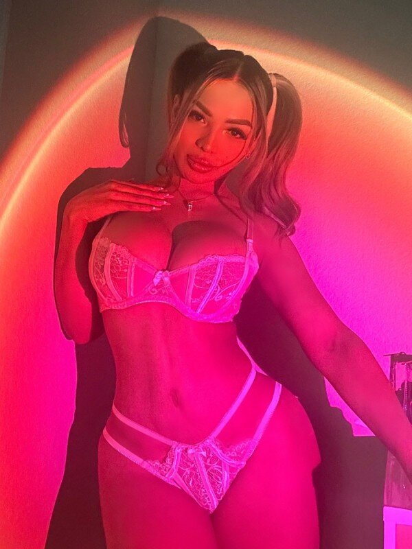 Emmelineglam (@emmeline_glam), OnlyFans creator