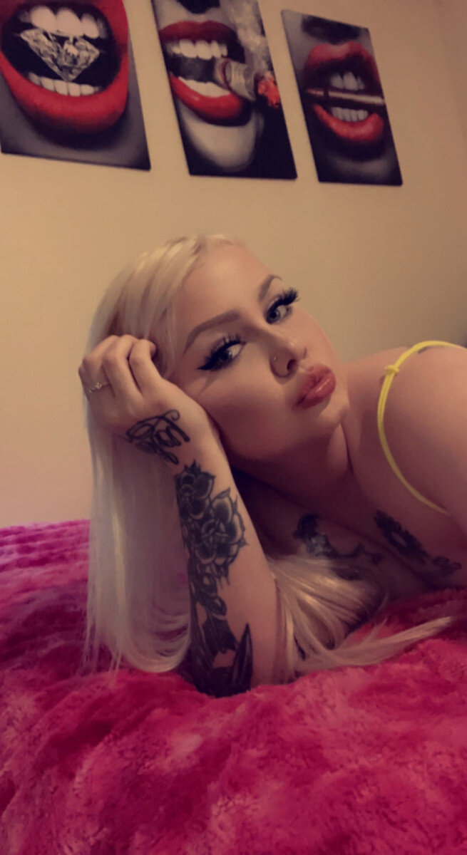 Erinsbedroom (@erinsbedroom), OnlyFans creator