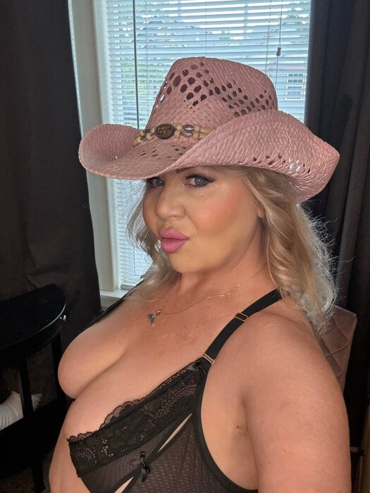 Eurogirlinor (@eurogirlinor), OnlyFans creator