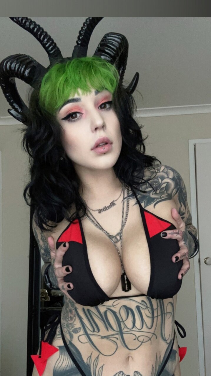 Evildarling (@evildarling), OnlyFans creator