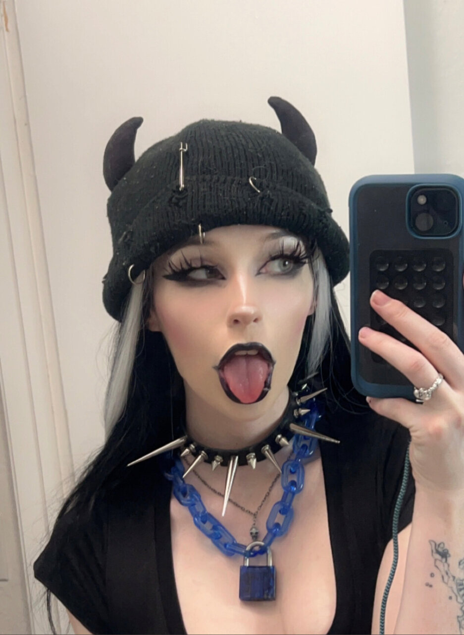 Feetiecutieee (@feetiecutieee), OnlyFans creator
