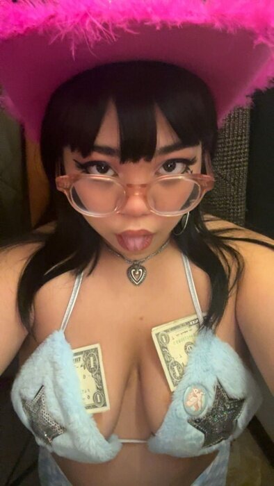 rose (@filipinafairyy), OnlyFans creator