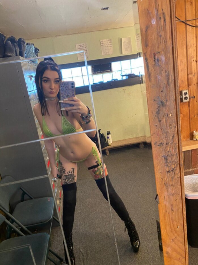 Freakypetite (@freakypetite), OnlyFans creator