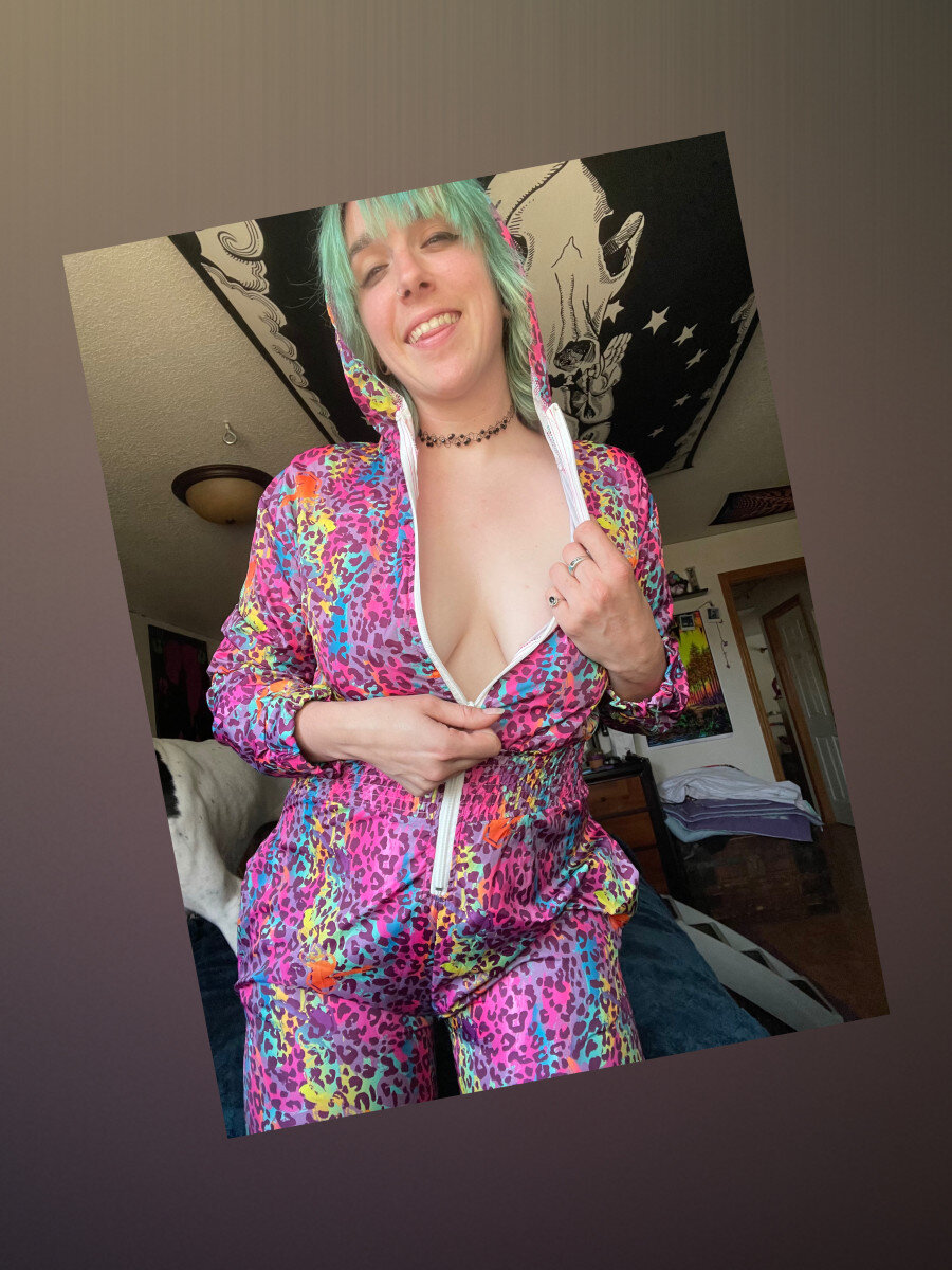 Gasmaskedpinup (@gasmaskedpinup), OnlyFans creator