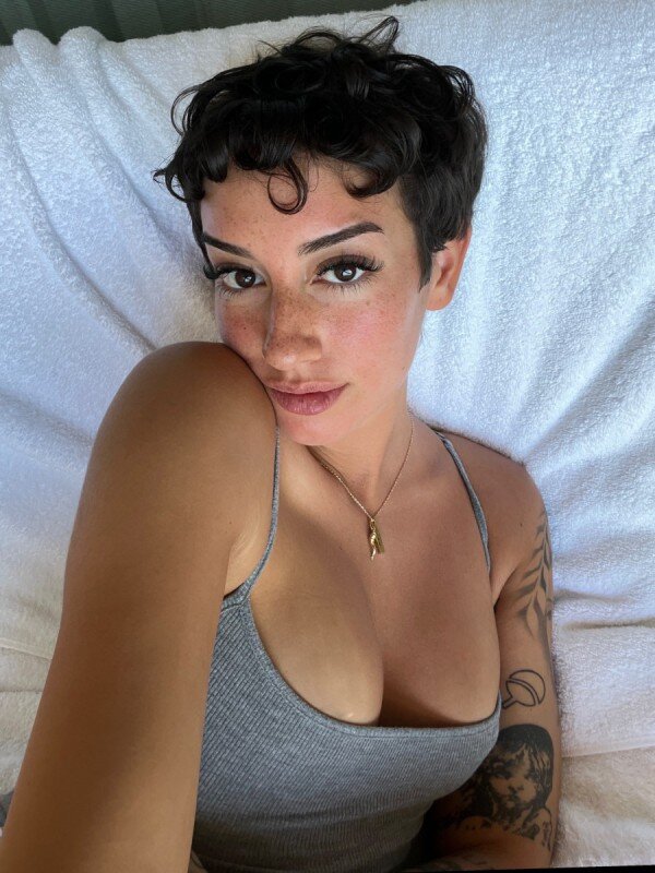 Giannaevelyn (@giannaevelyn), OnlyFans creator