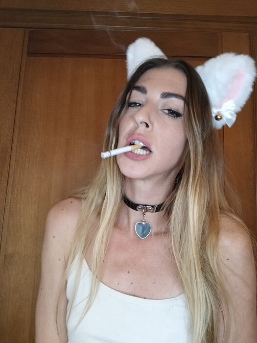 Ginasmokingqueen (@ginasmokingqueen), OnlyFans creator