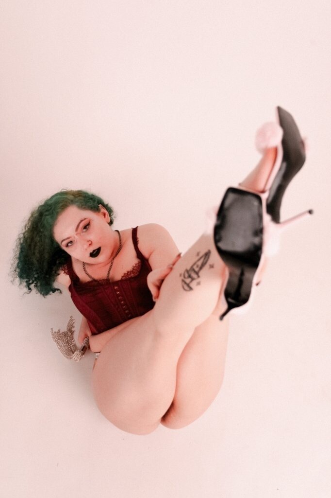 Goddessellestar (@goddessellestar), OnlyFans creator