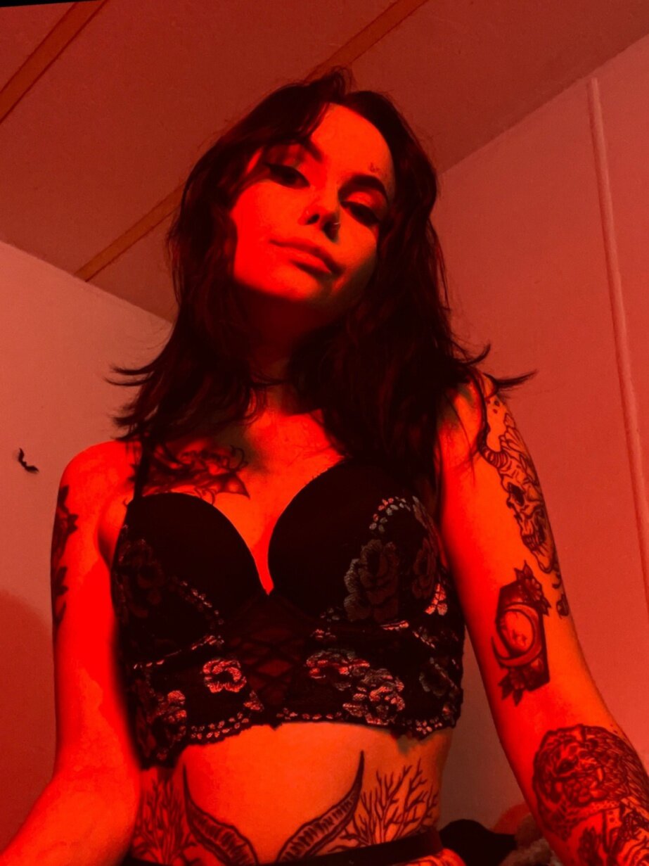 Gothgirly (@gothgirly), OnlyFans creator