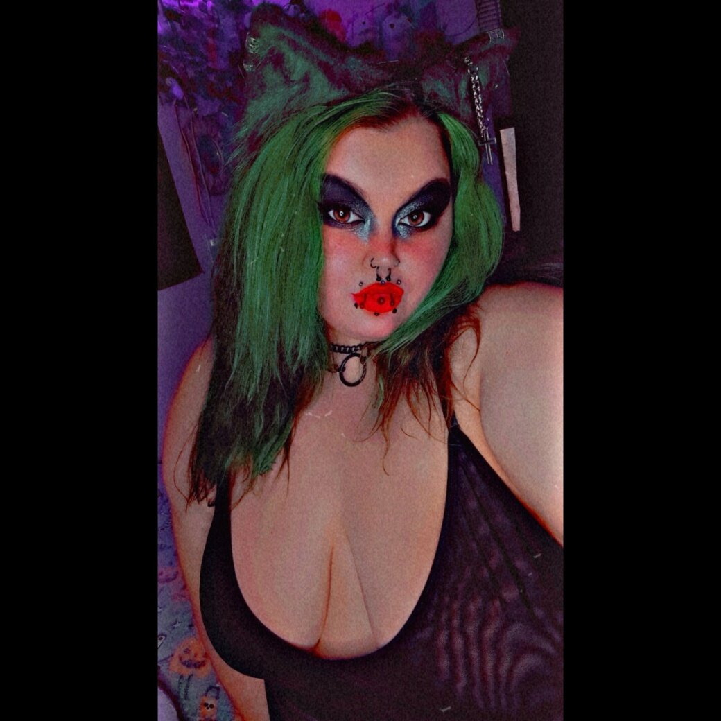 Gothqueen420 (@gothqueen420), OnlyFans creator
