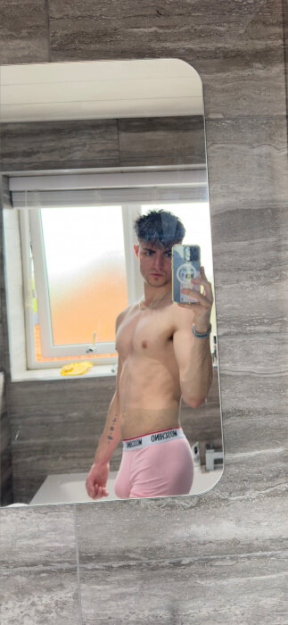 Harveytwink (@harveytwink), OnlyFans creator