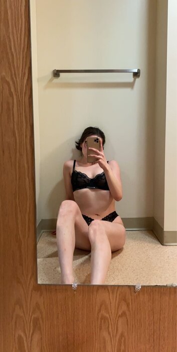 Hazelrose8901 (@hazelrose8901), OnlyFans creator