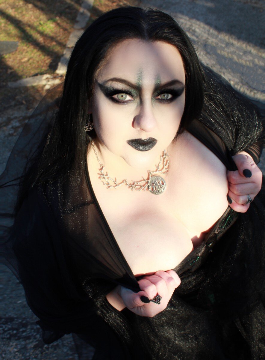 Hellsbel1331 (@hellsbel1331), OnlyFans creator