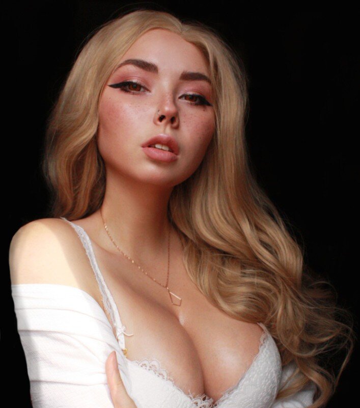Julia (@hessakai), OnlyFans creator
