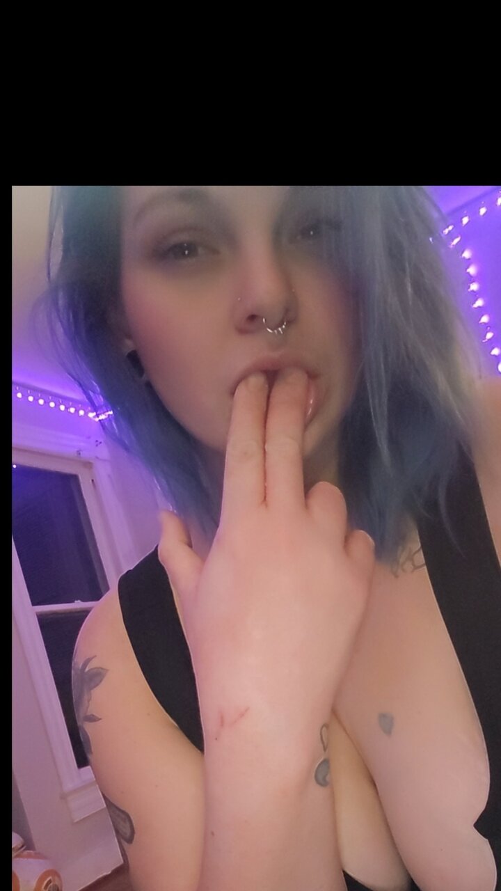 Hippiekitten98 (@hippiekitten98), OnlyFans creator