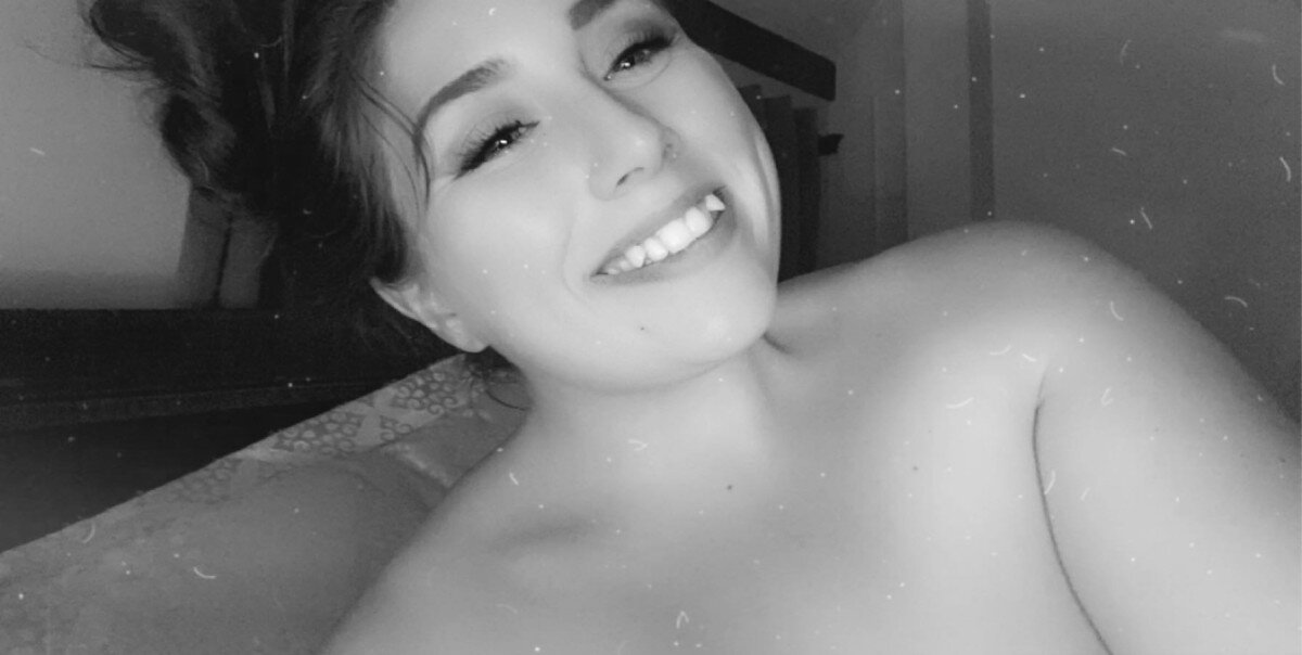 Honeyyxx3 (@honeyyxx3), OnlyFans creator