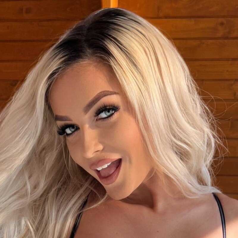 Hotblondesarah (@hotblondesarah), OnlyFans creator