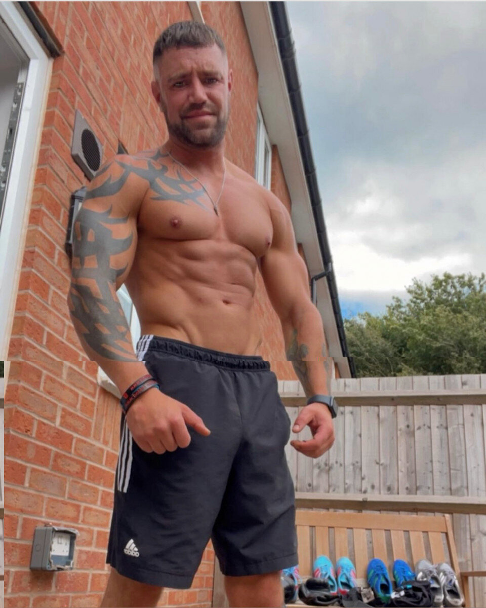 Hungmusclebritboy (@hungmusclebritboy), OnlyFans creator