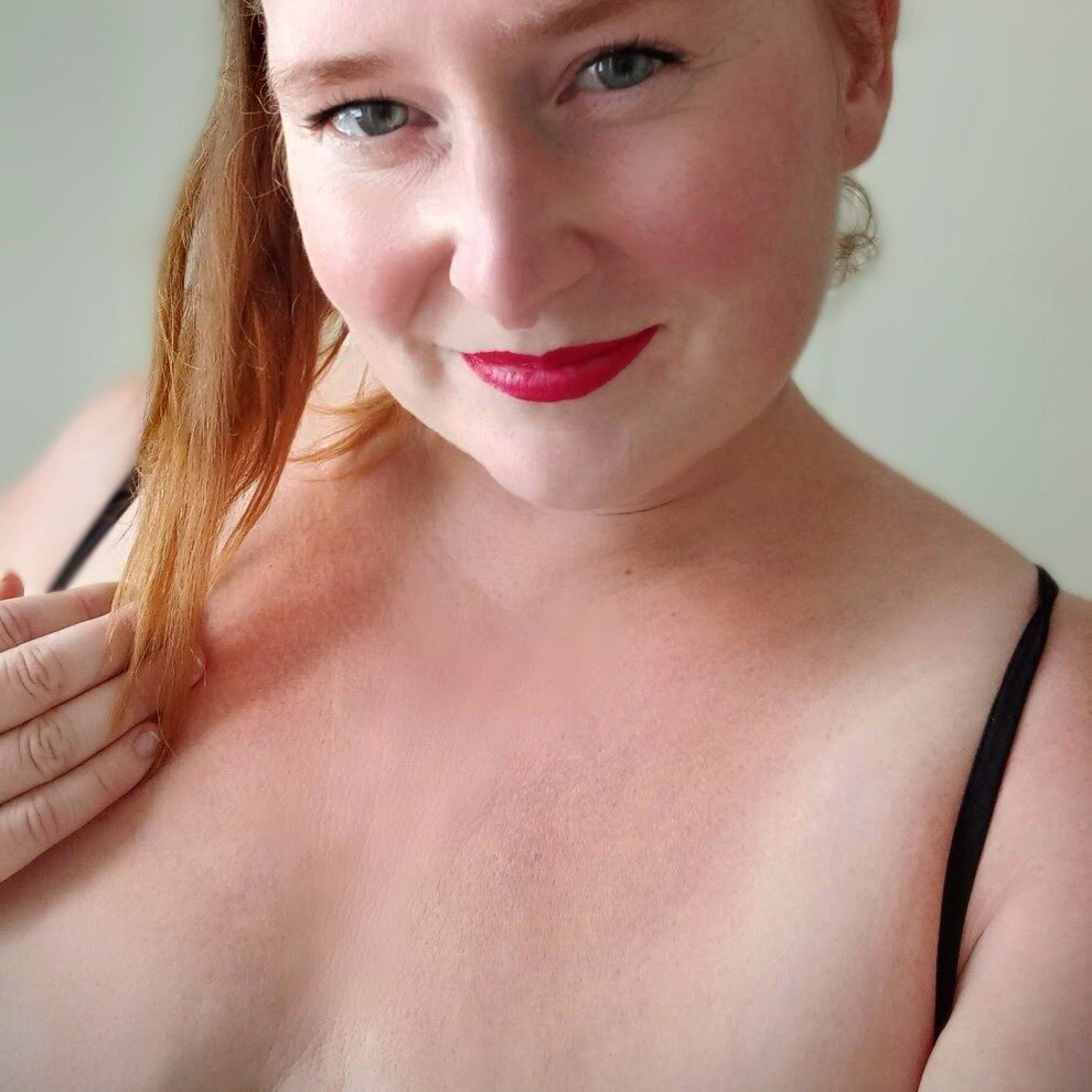 Hazel (@itsmegingersurprise), OnlyFans creator