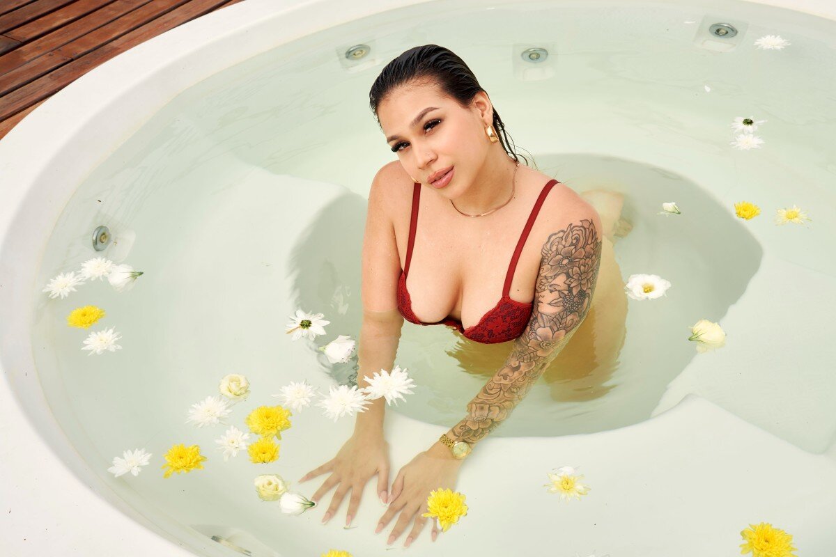 Jonabethluzardo (@jonabethluzardo), OnlyFans creator