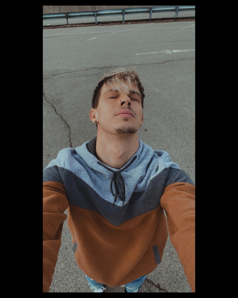 Joshuaisexisting (@joshuaisexisting), OnlyFans creator
