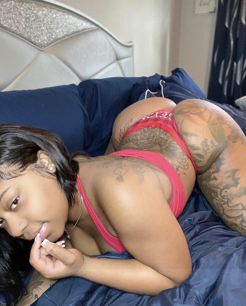 Juicyazzarri (@juicyazzarri), OnlyFans creator