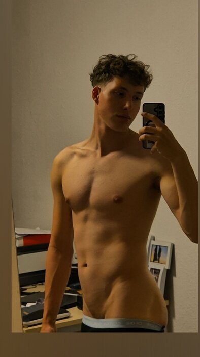 Justlukas563 (@justlukas563), OnlyFans creator