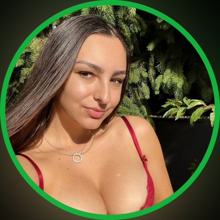 Karinebelle (@karinebelle), OnlyFans creator