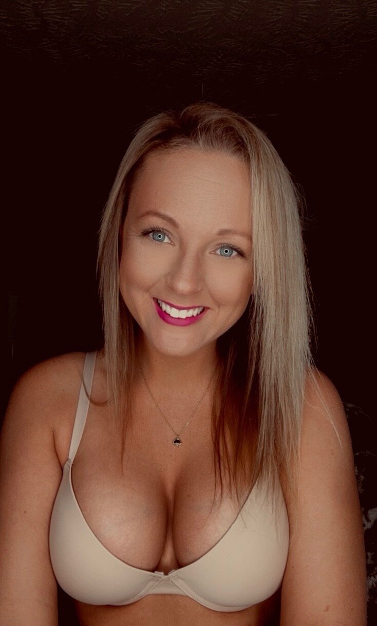 Kassieelizabeth (@kassieelizabeth), OnlyFans creator