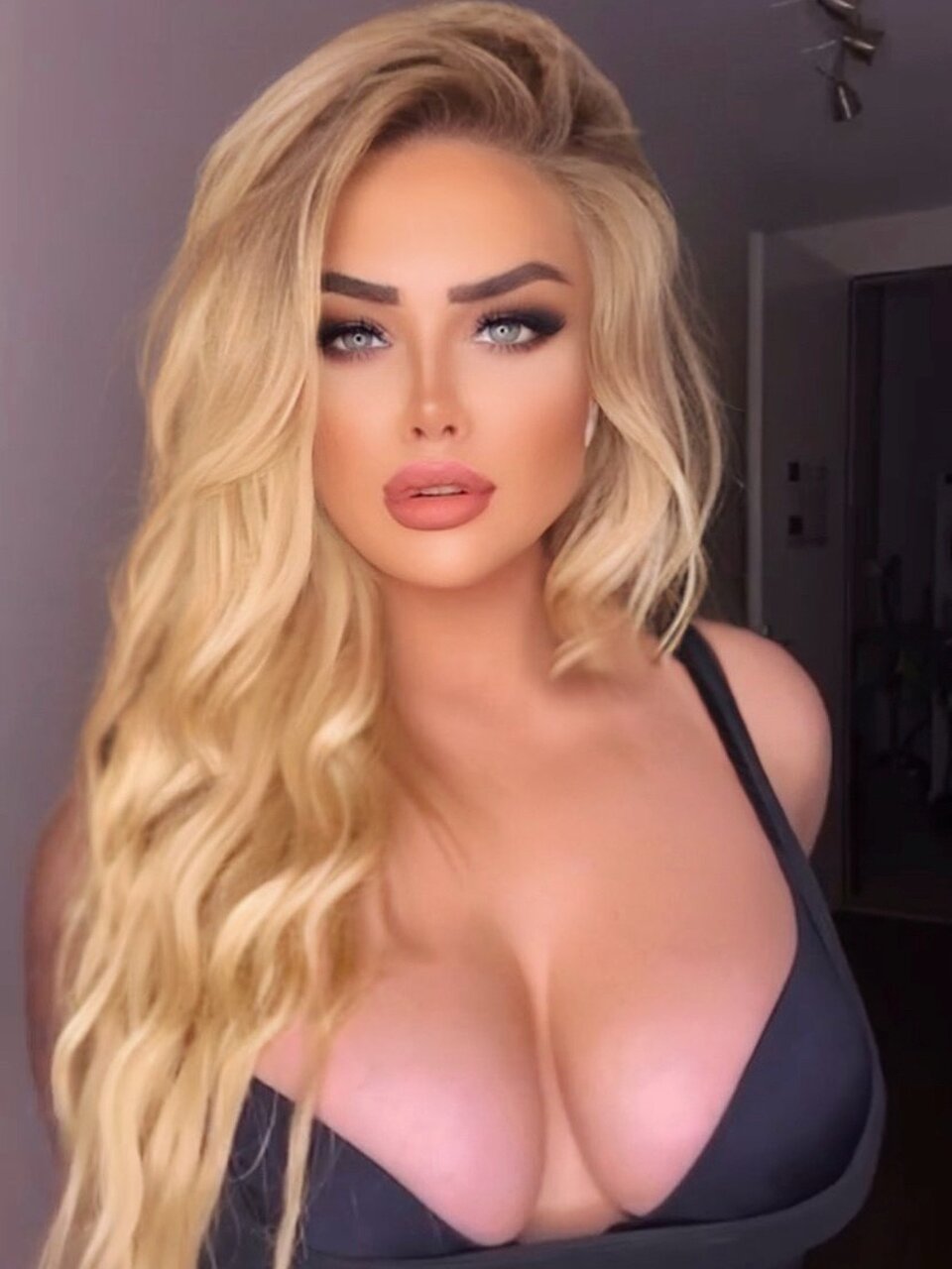 Kellymilana (@kellymilana), OnlyFans creator