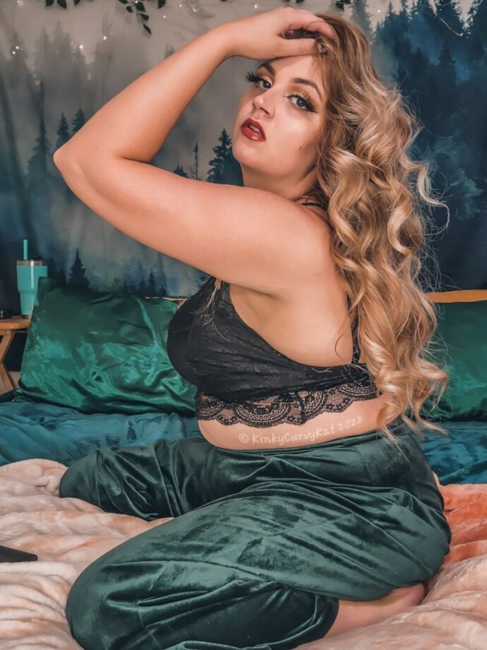 Kinkycurvykat (@kinkycurvykat), OnlyFans creator