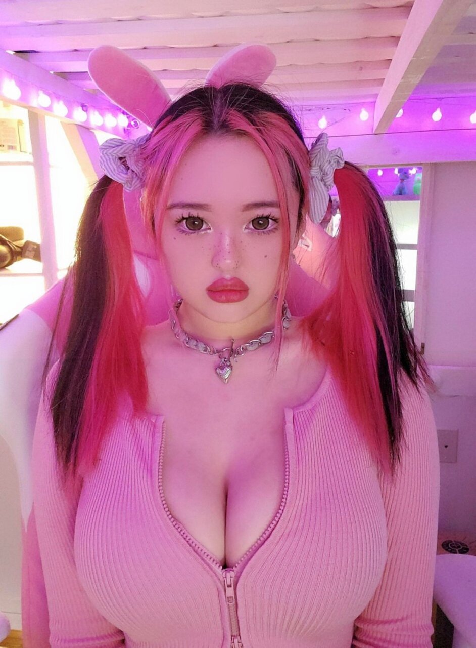 Kira (@kiramisuwu), OnlyFans creator