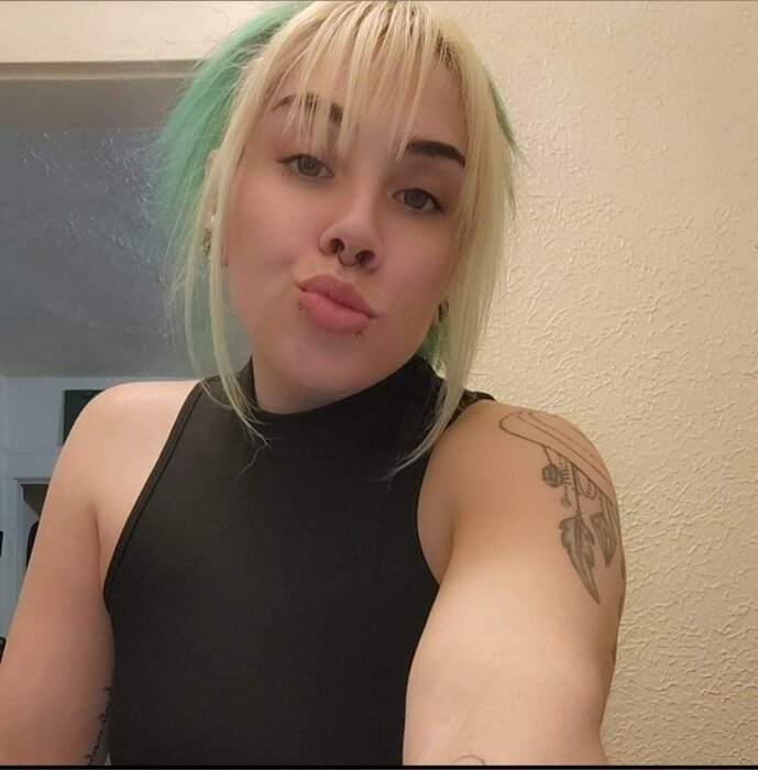 Lalahandfulls (@lalahandfulls), OnlyFans creator