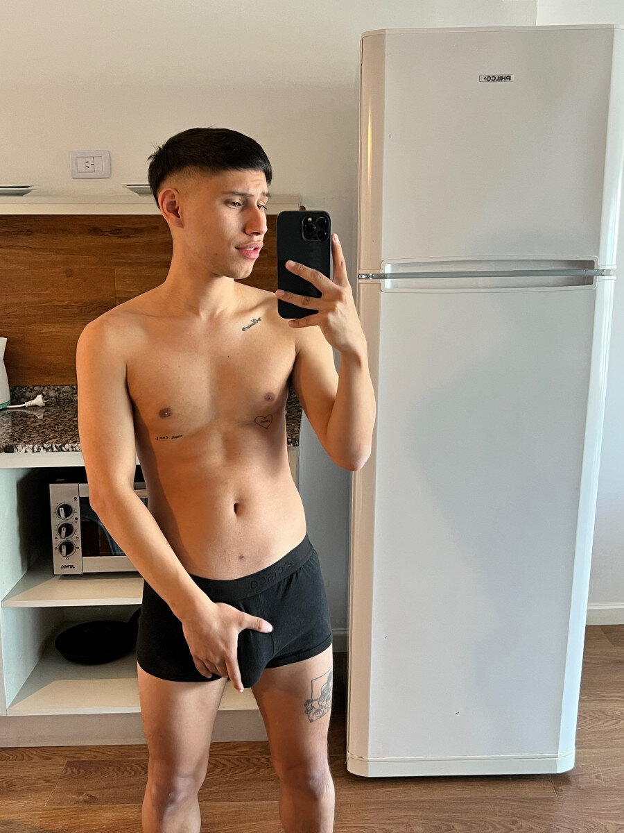 Latinbaefree (@latinbaefree), OnlyFans creator