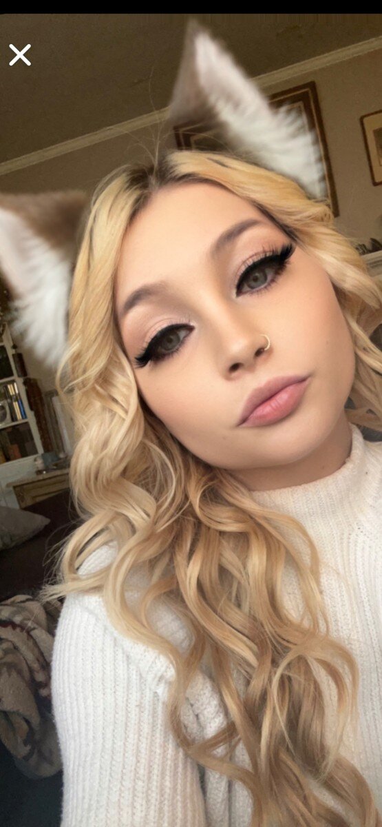 Lauralovely12 (@lauralovely12), OnlyFans creator