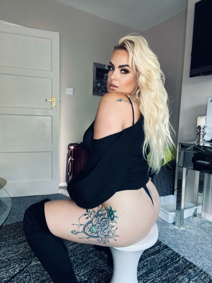 Lesbianrealness (@lesbianrealness), OnlyFans creator