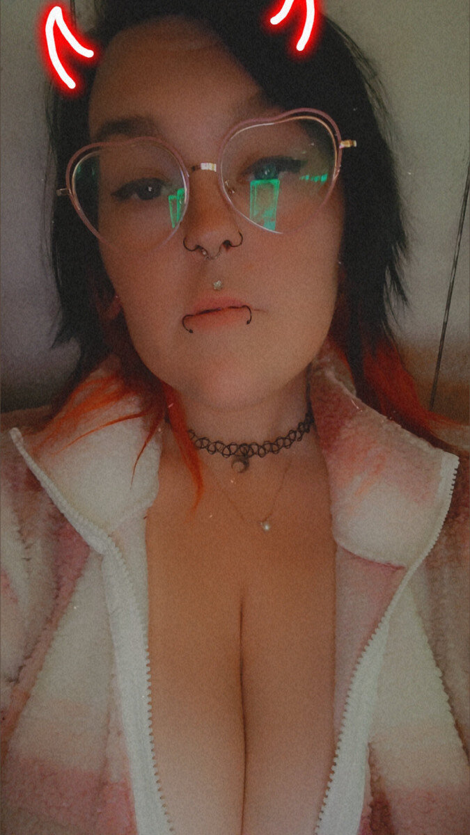 Lilbbwstoner (@lilbbwstoner), OnlyFans creator