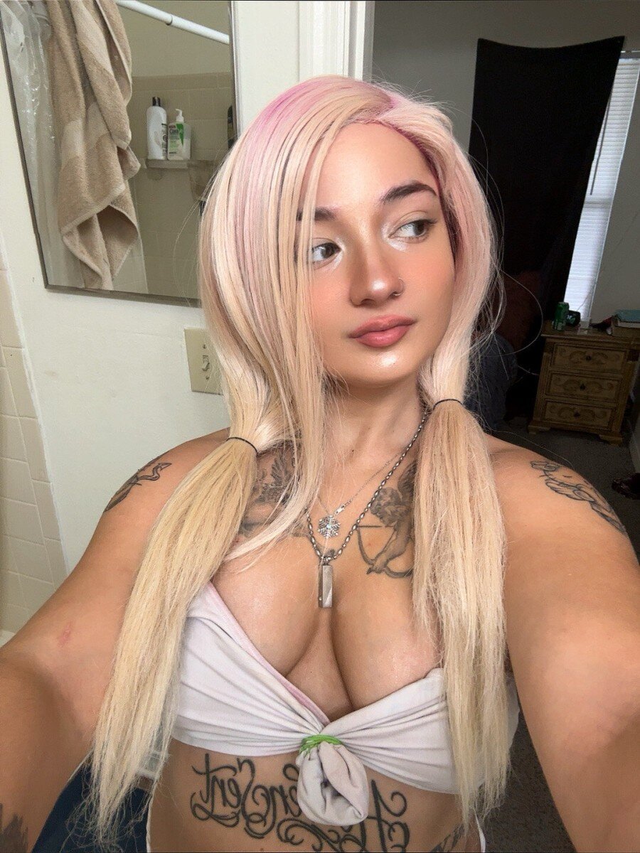 Lilhotgirl (@lilhotgirl), OnlyFans creator