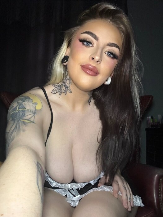 Lillyknoxxfree (@lillyknoxxfree), OnlyFans creator