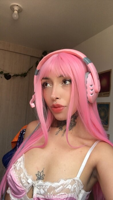 Lillyloveuu (@lillyloveuu), OnlyFans creator