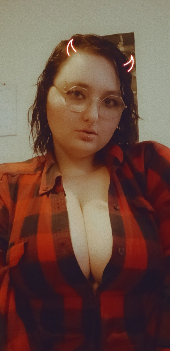 Lillyvic98 (@lillyvic98), OnlyFans creator