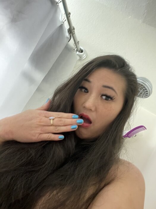 Lilmizzbee (@lilmizzbee), OnlyFans creator