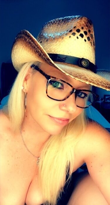 Lisamariepawg (@lisamariepawg), OnlyFans creator