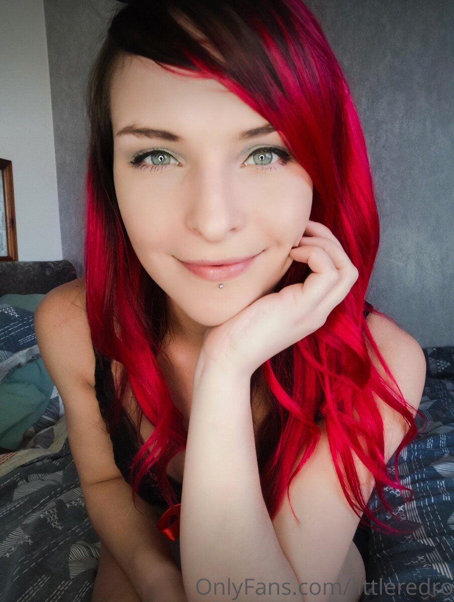 Littleredroxy69 (@littleredroxy69), OnlyFans creator