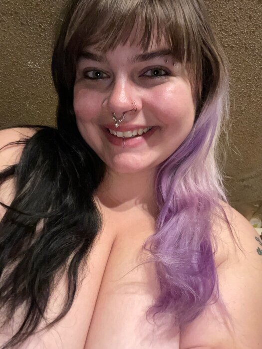 Luna (@lunadarlingx), OnlyFans creator