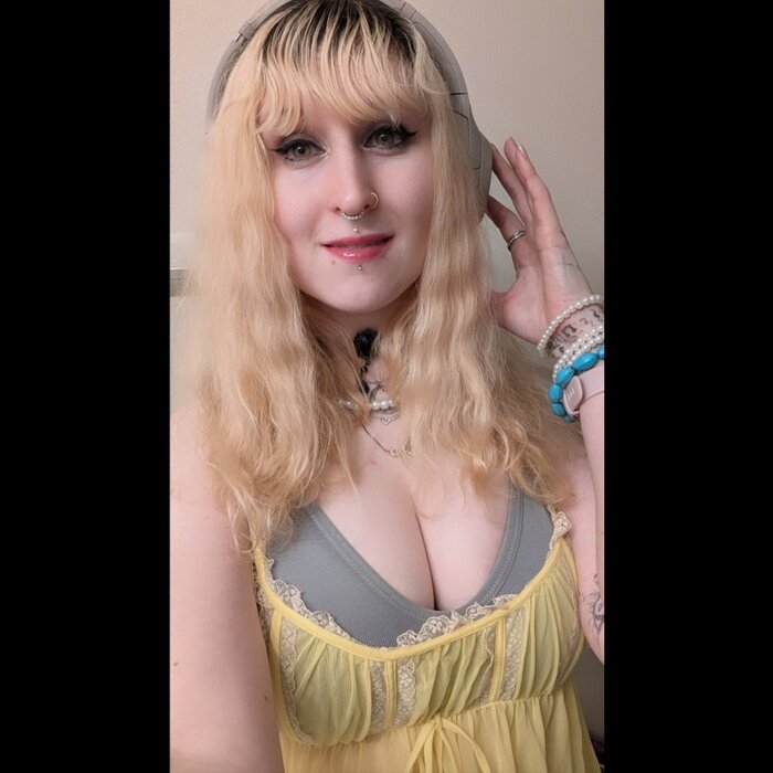 Lunasummerz (@lunasummerz), OnlyFans creator