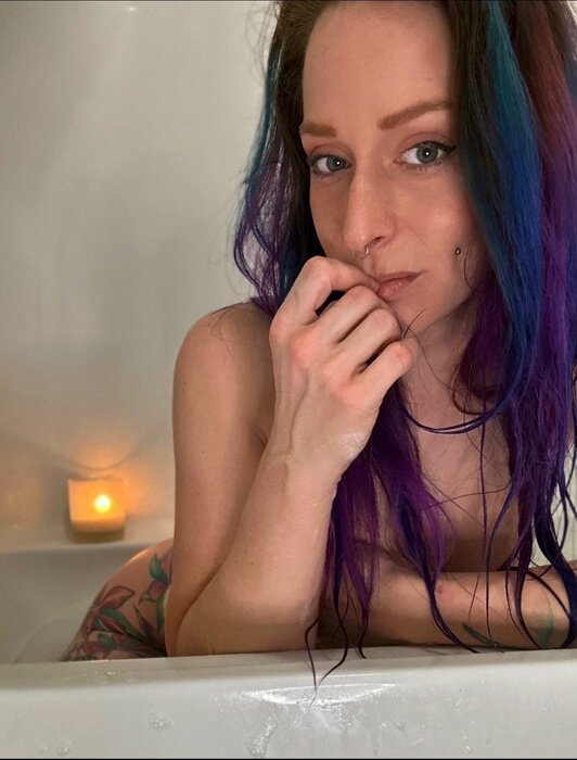Lunaticfireflower (@lunaticfireflower), OnlyFans creator