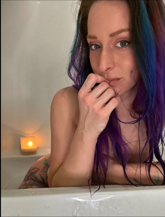 Lunaticfireflowerxxx (@lunaticfireflowerxxx), OnlyFans creator