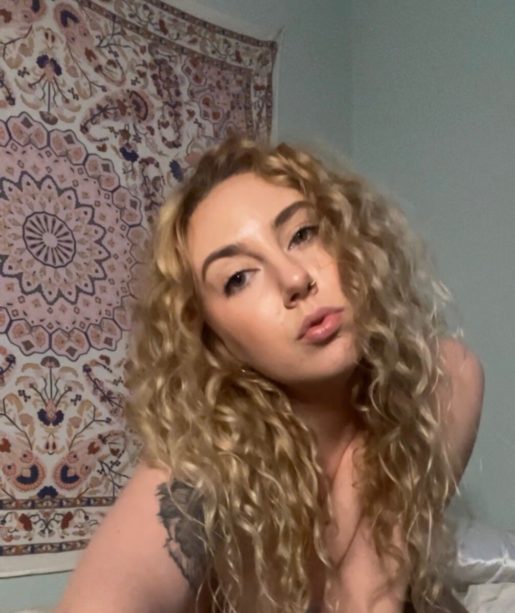 Maeve222 (@maeve222), OnlyFans creator