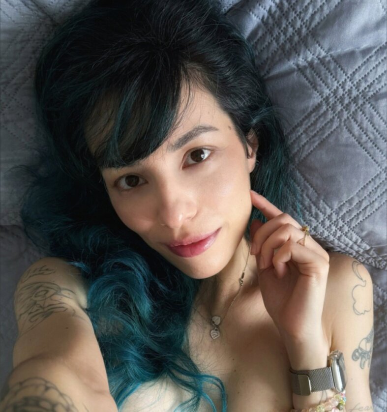 Mariannerenoir (@mariannerenoir), OnlyFans creator